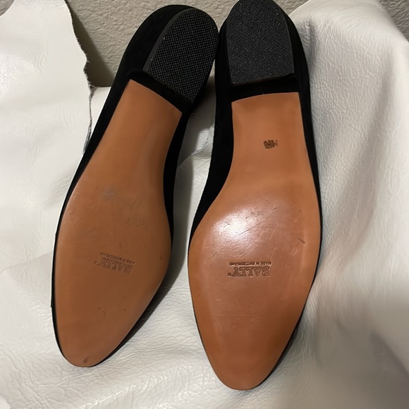 BALLY- NWOT - 8.5 - Gorgeous Black suede low heeled pumps w/grosgrain bows. - Picture 4 of 9